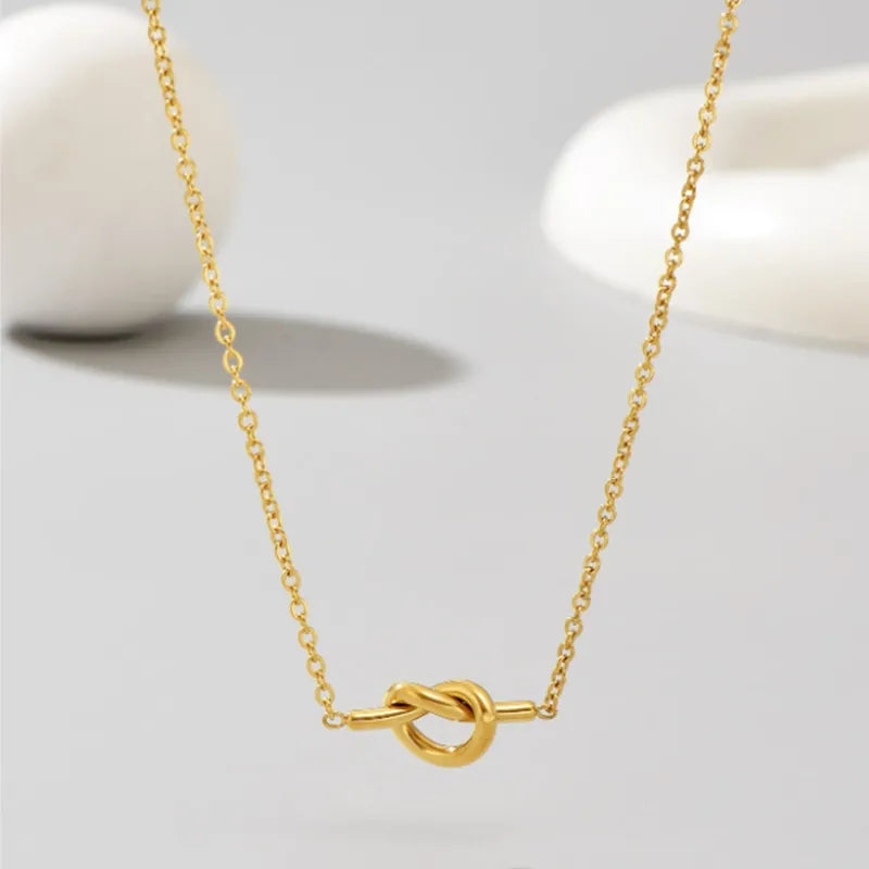 Collar con dije nudo