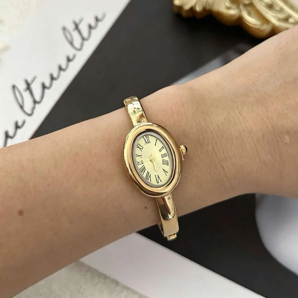 Reloj rigido de bisel ovalado