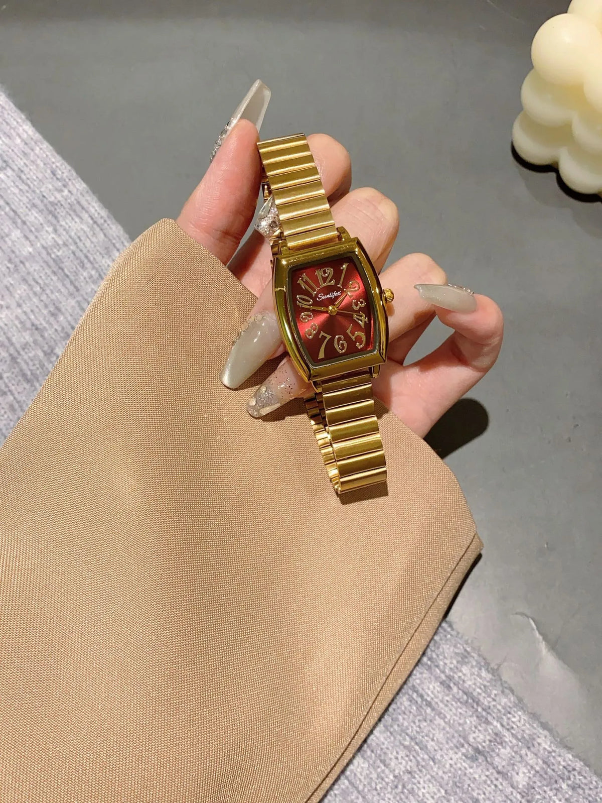 Reloj Tonneau con bisel vinotinto