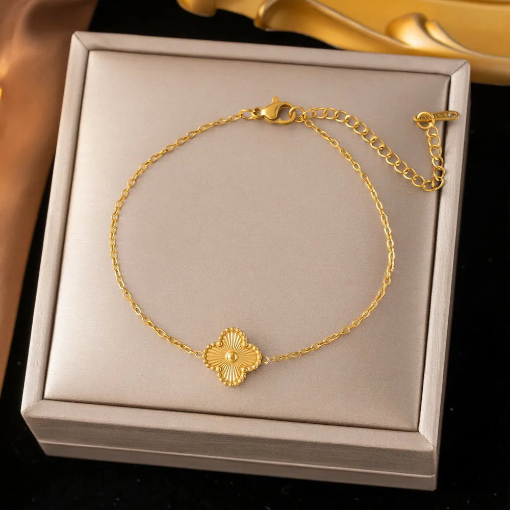 Pulsera de trebol dorada