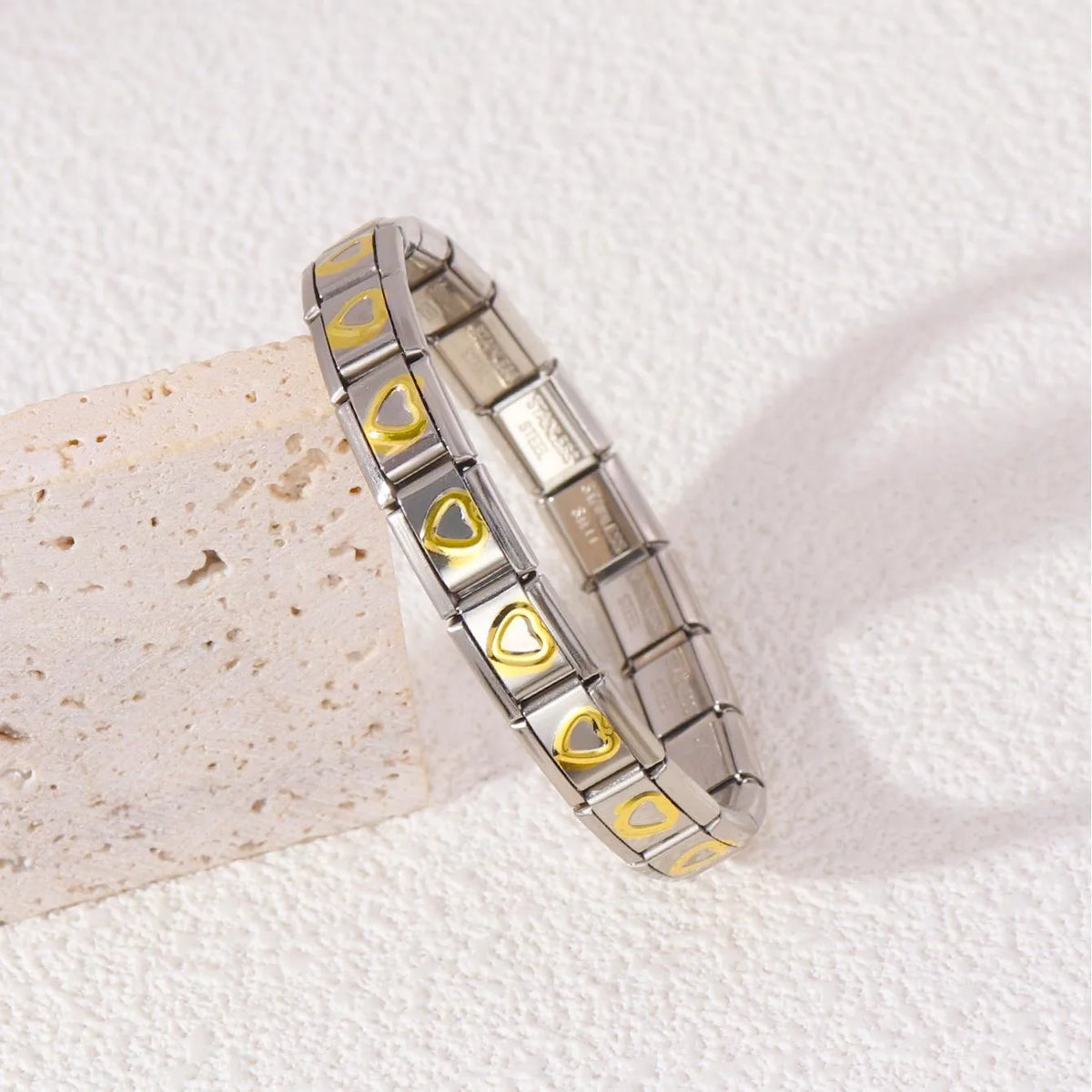 Brazalete italiano de contorno de corazon dorado