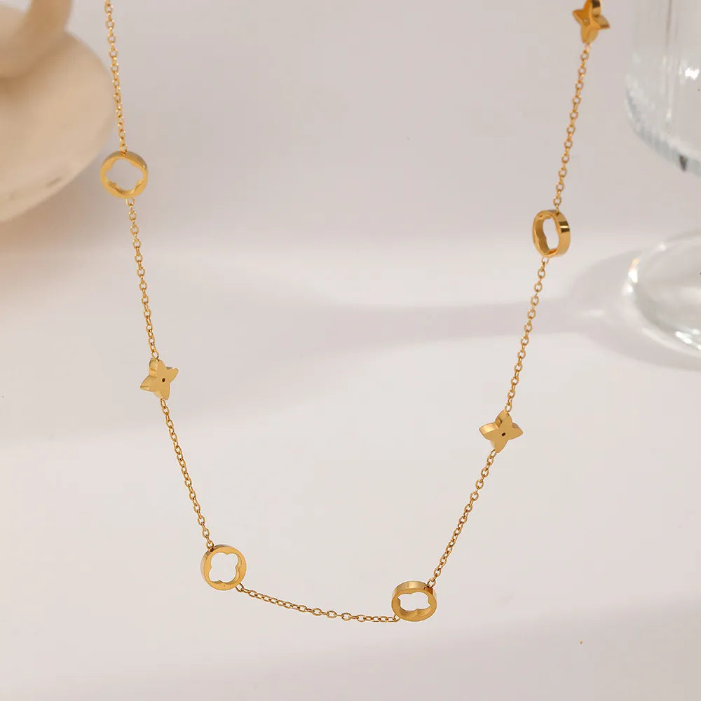 Collar de flores huecas