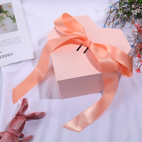 Caja en forma de corazón con lazo ROSA