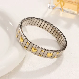 Brazalete plateado con corazones dorados